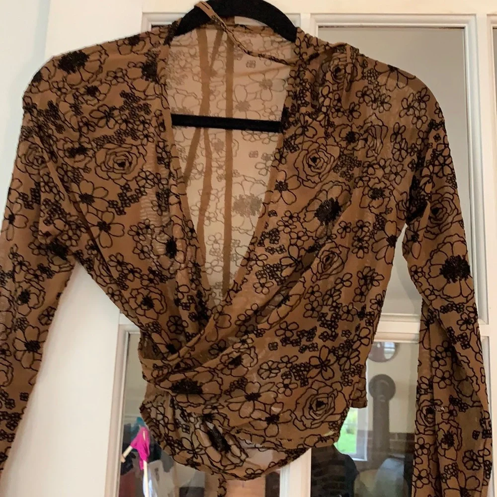 Gorgeous brown floral wrap around string waist surplice top - Picture 3 of 9